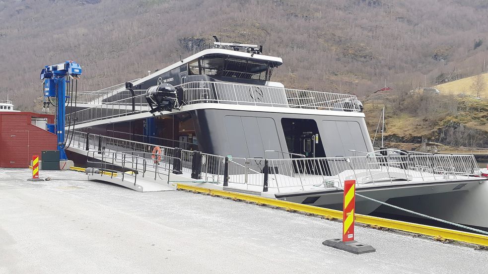 In Norwegen gibt es bereits verhältnismäßig viele Elektrofähren. Das Bild zeigt die „Future of the Fjords“ im Hafen von Flåm. Foto: Fäustel