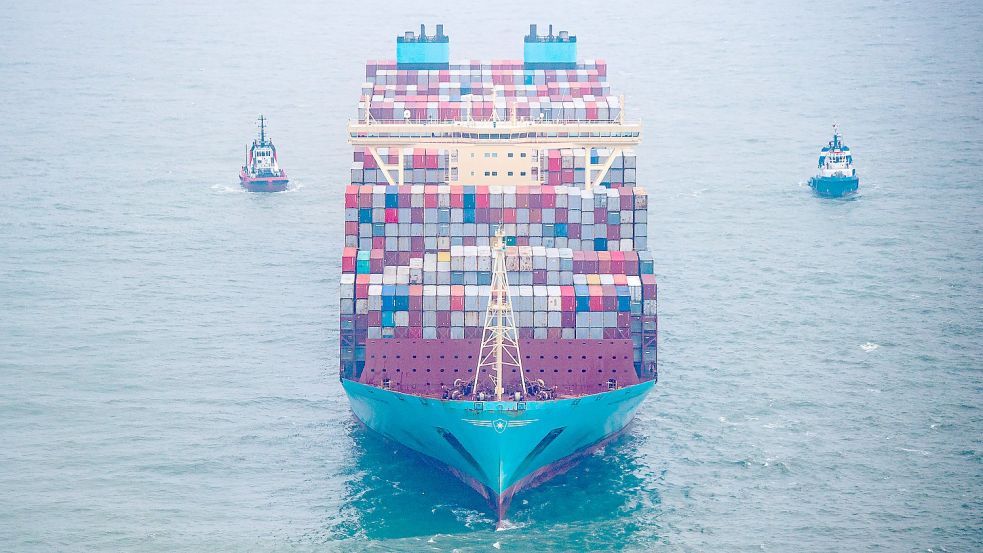 Das Schiff kann mehr als 18.000 Container tragen. Foto: Schuldt/DPA