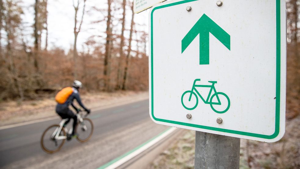 Immer wieder finden sich Stellen, wo Radfahrer sich die Straße mit Autos teilen müssen. Das soll sich zwar ändern, aber es dauert seine Zeit: DPA-Symbolfoto: Christoph Schmidt