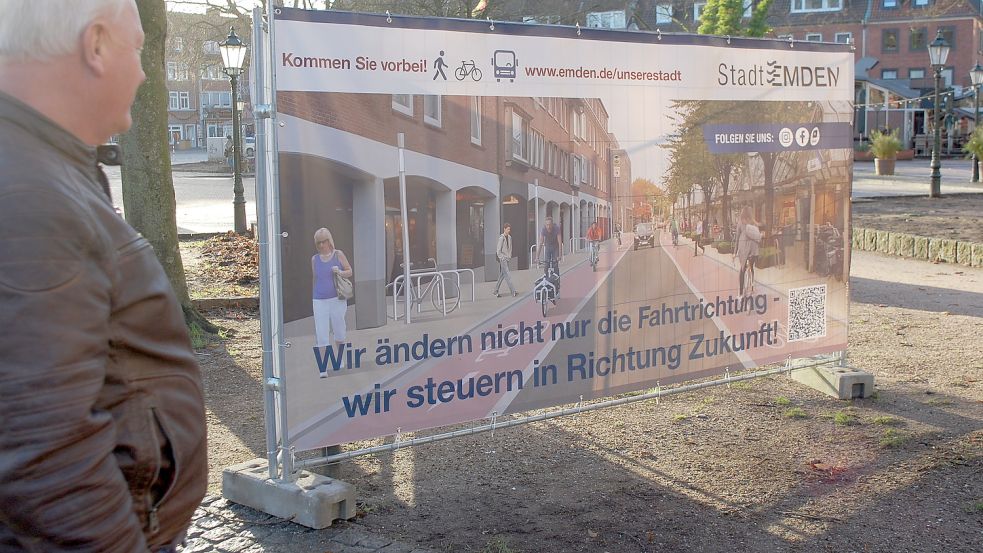Auf mehreren Transparenten wirbt die Stadt für die Verkehrsberuhigung in der Innenstadt. Foto: H. Müller/Archiv