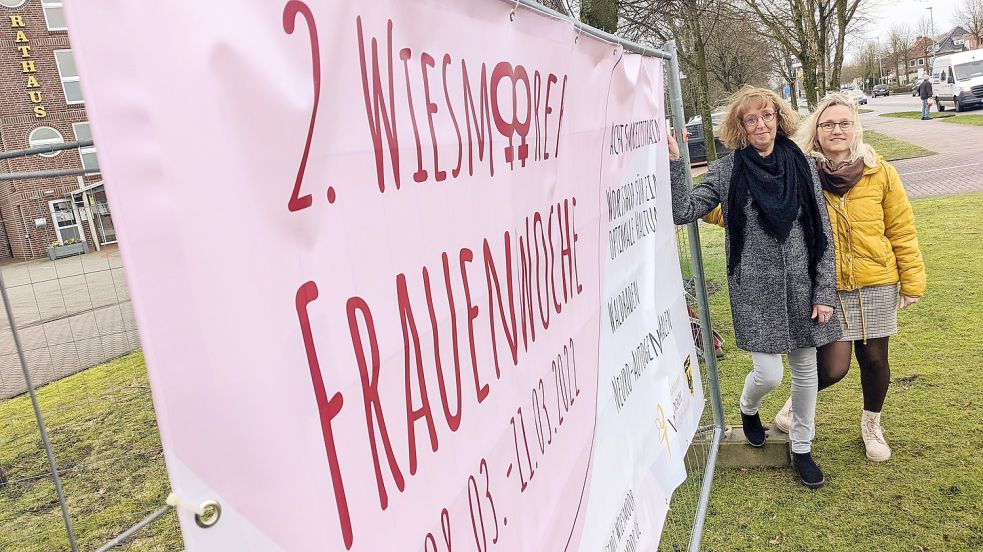 Am Rathaus macht ein am Dienstag aufgehängtes Banner auf die Wiesmoorer Frauenwoche aufmerksam. Foto: Homes