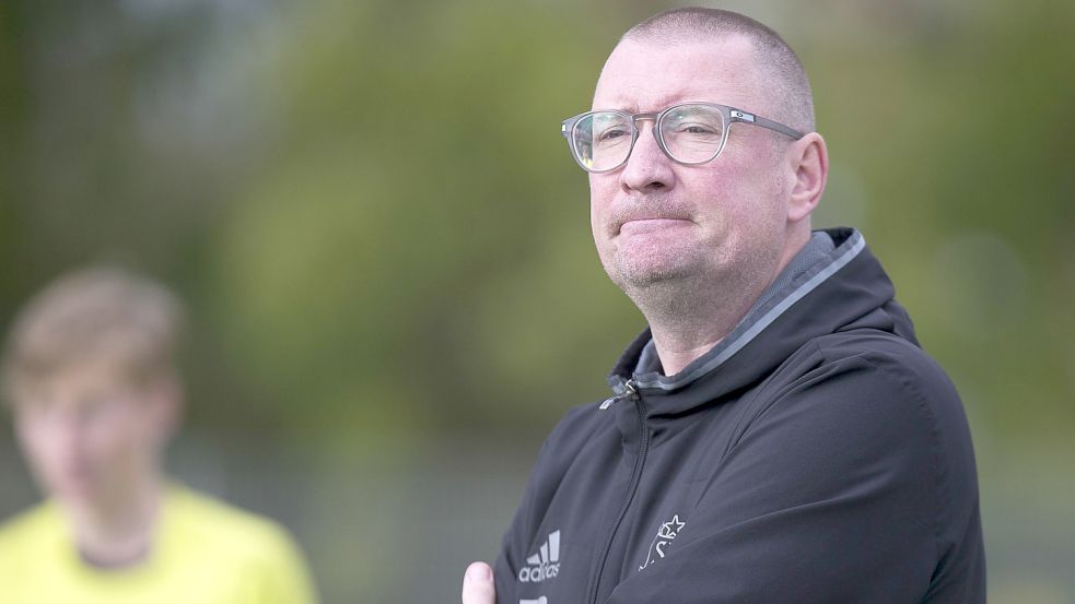 Trainer Jörg Ulferts springt mit Frisia Loga für Leezdorf ein, muss sich am Sonnabend aber von Ihlow vertreten lassen. Foto: Doden