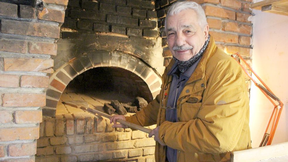 Roman Mayer vom Förderverein der Wittmunder Peldemühle sucht dringend neue Bäcker für das alte Backhaus. Foto: Oltmanns
