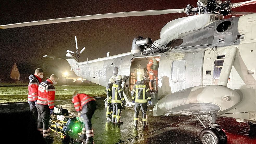 Bei schlechten Wetterbedingungen leuchteten die Feuerwehrleute den Landeplatz aus. Fotos: Feuerwehr