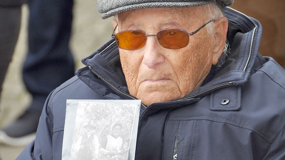 Bei der Verlegung von Stolpersteinen in Jemgum im vergangenen Oktober zeigte Albrecht Weinberg ein Foto von Verwandten. Foto: Wolters/Archiv