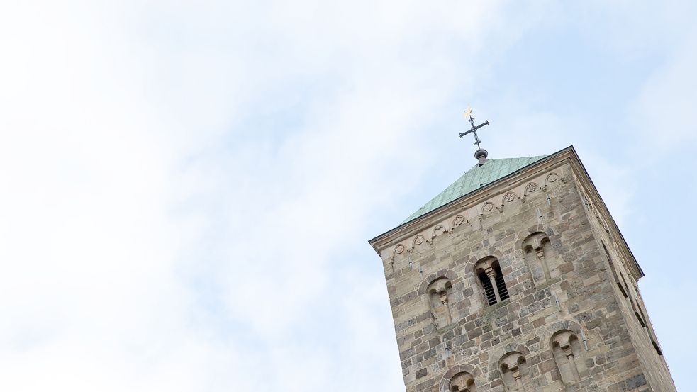 Seit zwei Jahren bleibt es bei einer Ankündigung des Bistums Osnabrück, rechtliche Regeln zu ändern, um Pensionen von Missbrauchstätern kürzen zu können. Foto: dpa