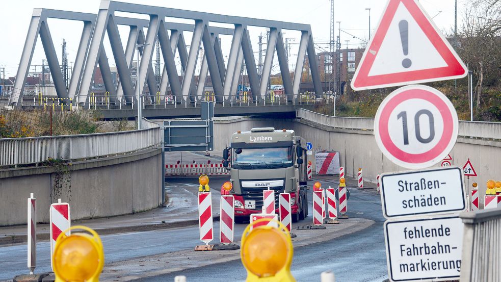 Die Trogstrecke der Emder Südumgehung wird vom kommenden Montag an wieder komplett für den Verkehr gesperrt. Foto: F. Doden/Archiv