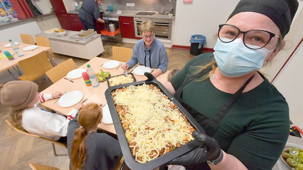 Diesen Nudelauflauf wird Birgit Sinning noch in den Ofen in der Mensa der Grundschule Jemgum stellen. Die Kinder und auch Schulleiterin Britta Worpenberg (hinten) essen wieder gerne hier. Fotos: Ortgies