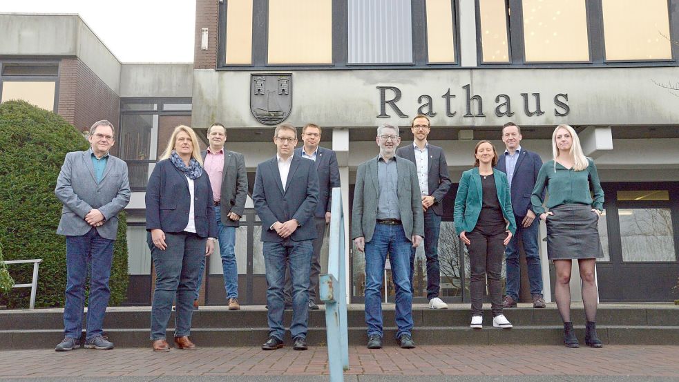 Die neue Führungsriege im Rathaus Moormerland um Bürgermeister Hendrik Schulz (Vierter von rechts) und seinen allgemeinen Vertreter Jörg Lorenz (Fünfter von links). Foto: Lüppen