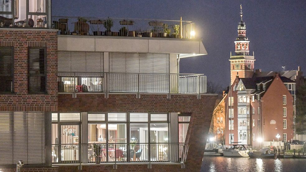 Von der Nesse aus, hat man einen guten Blick über den Hafen zum historischen Rathaus. Foto: Ortgies