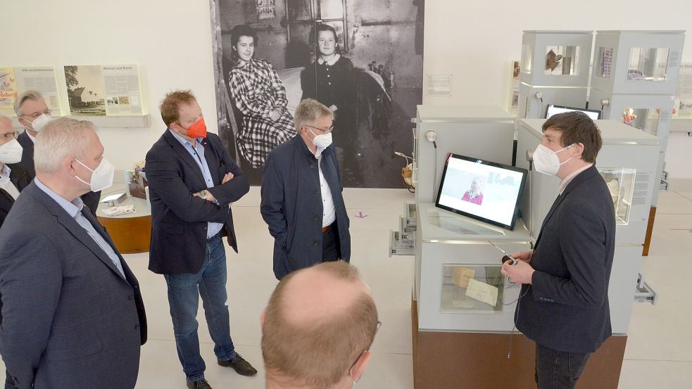 Zeitzeugen-Befragungen spielen eine zentrale Rolle in der Dokumentationsstätte. Das Bild entstand im Mai beim Besuch von Wissenschafts- und Kulturminister Björn Thümler (links). Hier erklärt ihm gerade Lennart Bohne (rechts) die Technik der Ausstellung. Archivfoto: Hillebrand