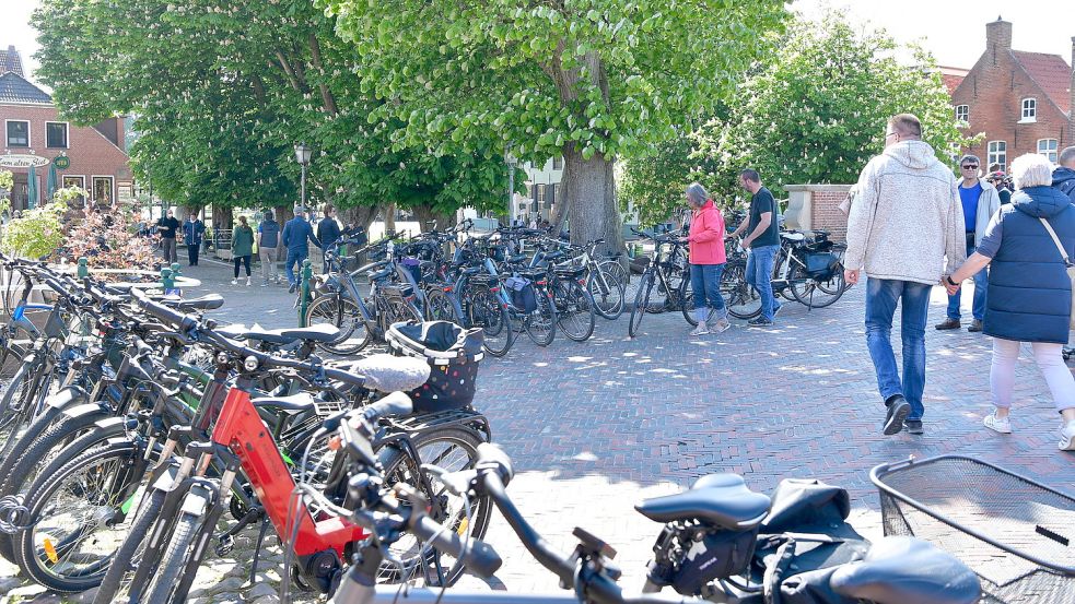 Viele abgestellte Fahrräder auf den Wegen: Dieses Bild soll künftig der Vergangenheit angehören. Dafür will die Gemeinde neue Stellplätze bauen. Archivfoto: Wagenaar