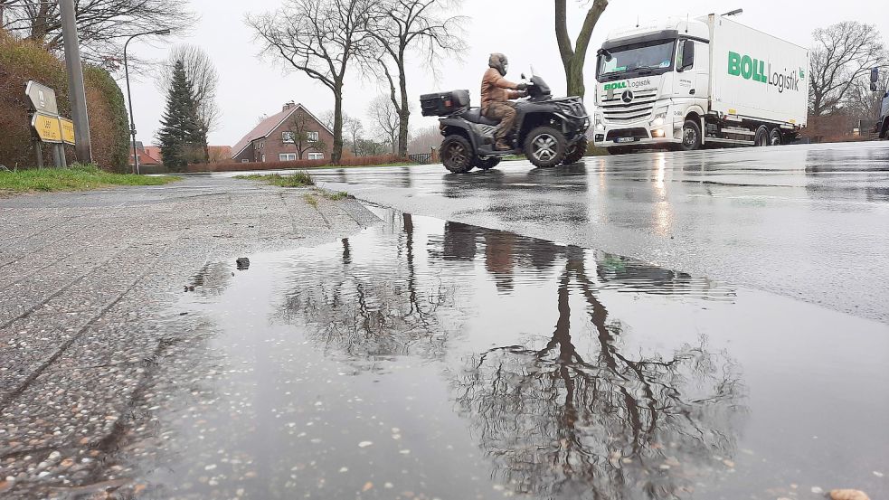 Vor allem am Rand von Straßen sammelt sich gerne Regenwasser. Foto: Kierstein