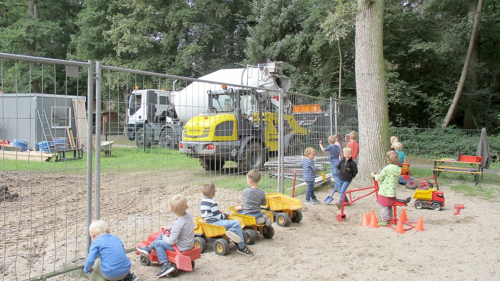 Betonmischer und Radlader waren in den vergangenen Monaten die Attraktion für die Mächen und Jungen, die die Kindertagesstätte in Nortmoor besuchen. Foto: Broers