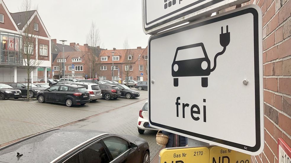 Am Parkplatz an der Osterstraße in Emden ist eines der neuen Schilder angebracht worden. Bis Ende des Monats sollen auch alle weiteren öffentlichen Stellplätze ausgestattet werden. Foto: Päschel
