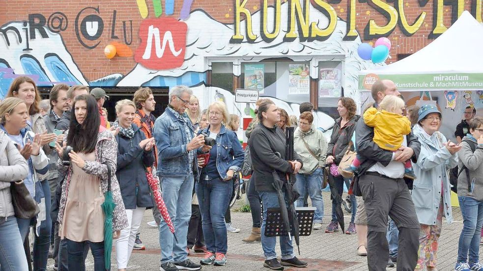 Die Kunstschule hat immer wieder durch spektakuläre Aktionen von sich reden gemacht. Das Foto zeigt Besucher bei einem Sommerfest vor fünf Jahren. Foto: Archiv