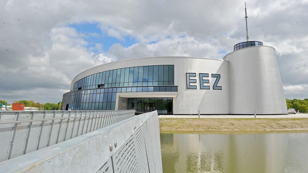 Das Energie-, Bildungs- und Erlebniszentrum in Aurich sieht mit seiner Aluminium-Fassade spektakulär aus. In finanzieller Hinsicht war das prächtige Bauwerk allerdings immer umstritten. Foto: Archiv