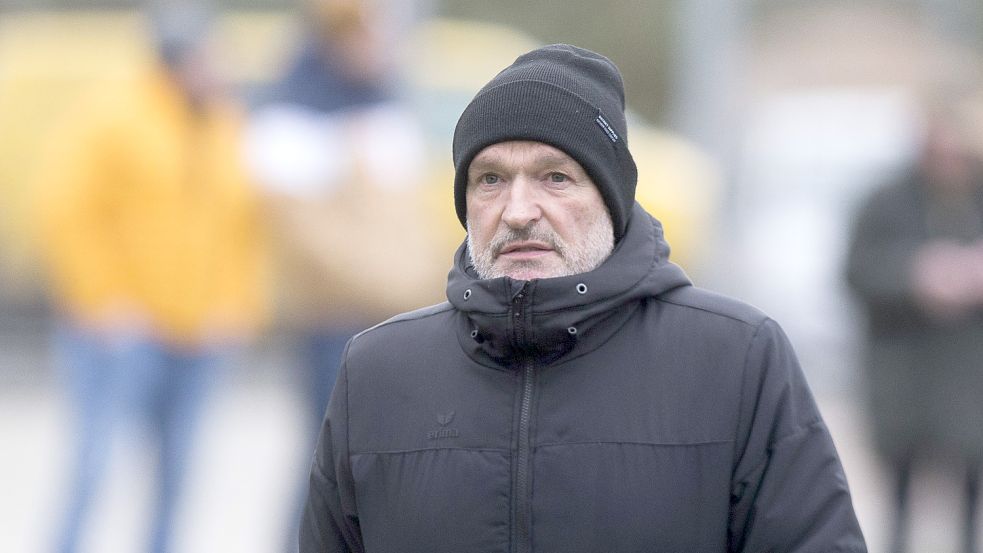 Kickers-Trainer Stefan Emmerling hofft, mit seiner Mannschaft am Sonnabend bei Frisia Wilhelmshaven spielen zu können. Foto: Doden