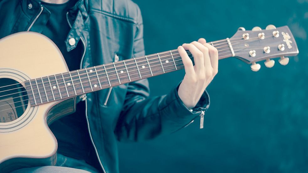 In der Musikschule kann man unter anderem Gitarre spielen lernen. Foto: Pixabay