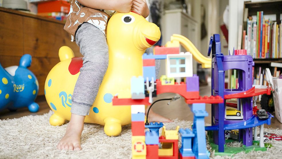 Manche Menschen würden gerne Kinder bei sich aufnehmen, aber sind noch verunsichert. Die Jugendämter und Stellen wie der Verein Apfel bieten jedoch Unterstützung an. DPA-Symbolfoto: Uwe Anspach