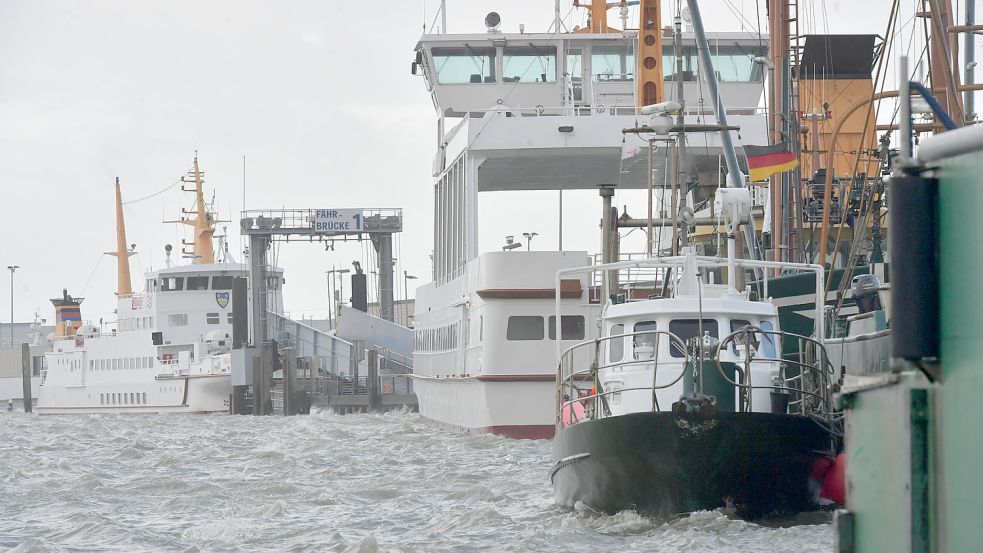 Mehrere Schiffe liegen am Fähranleger in Norddeich. Lediglich die Borkum-Fähre war am Donnerstag in Betrieb. Foto: Ortgies