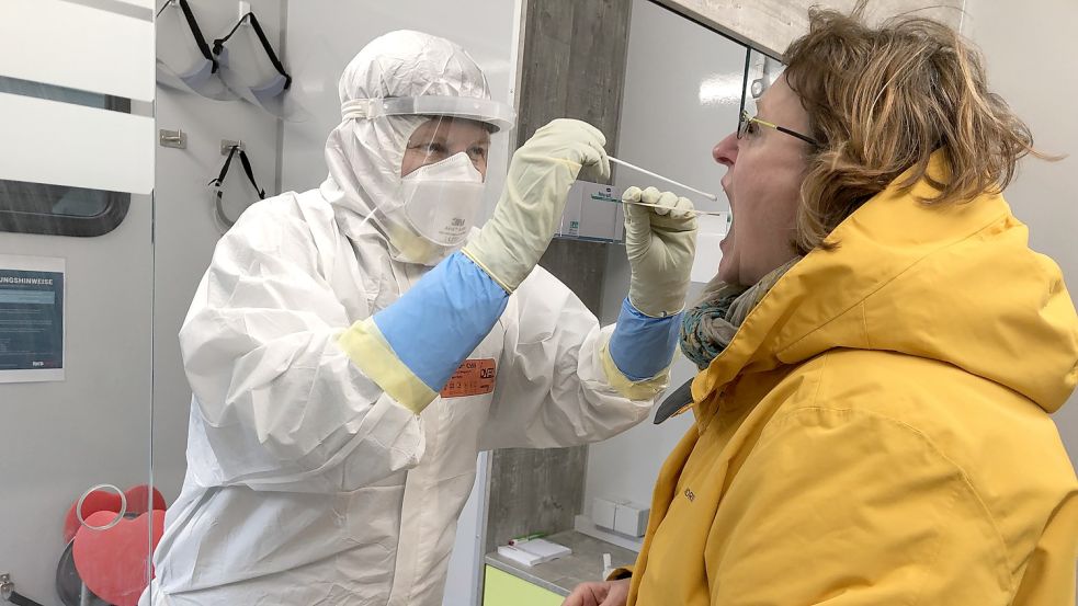 PCR-Abstriche im Akkord: Gesundheitsamt-Mitarbeiterin Tina Blöchel nimmt im Test-Container auf dem Parkplatz des Gesundheitsamts Proben. Foto: Tomé