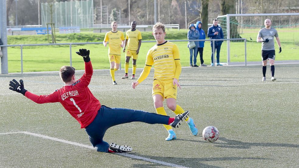 Nach dem Wilhelmshavener 3:3-Ausgleich brachte Holger Wulff (gelbes Trikot) die Emder mit seinem Treffer zum 4:3 wieder in Führung. Foto: Steenhoff