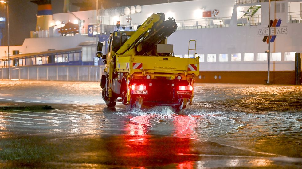 Ein Unimog der Hafenbehörde am überschwemmten Kai im Emder Hafen vor der Fähre „Westfalen“. Foto: Klemmer/dpa