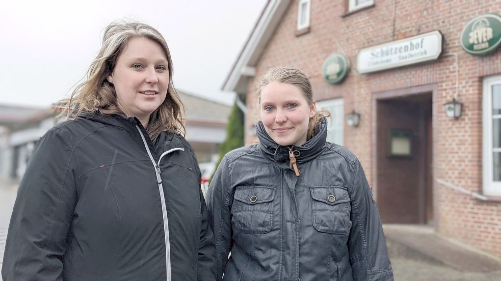 Sabrina (rechts) und Michaela Decker haben den „Schützenhof“ in Marcardsmoor mit Grundstück gekauft. Foto: Homes