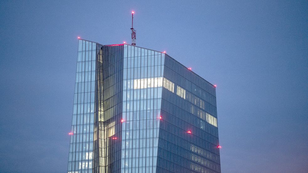 Nein, das ist natürlich keine ostfriesische Immobilie – sondern die Europäische Zentralbank in Frankfurt. Deren Zinspolitik entscheidet darüber, ob die Finanzierung von Häusern in Ostfriesland zusätzlich erschwert wird. Foto: Roessler/dpa