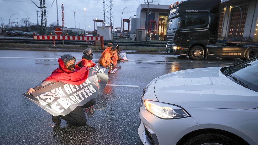 Klimaaktivisten der Aktion „Aufstand der letzten Generation“ blockierten am Montagvormittag eine Kreuzung in Hamburg. Foto: dpa
