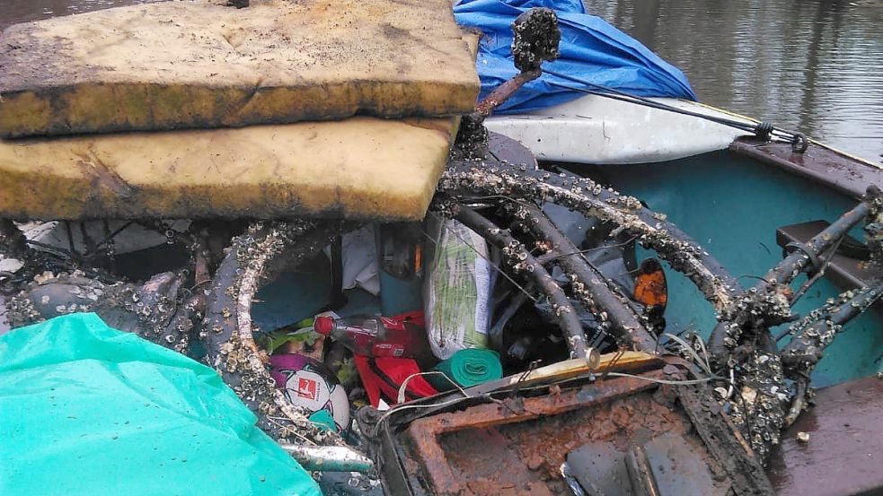 Auch zwei Fahrräder wurden bei der Müllsammelaktion aus den Emder Stadtgräben gezogen.