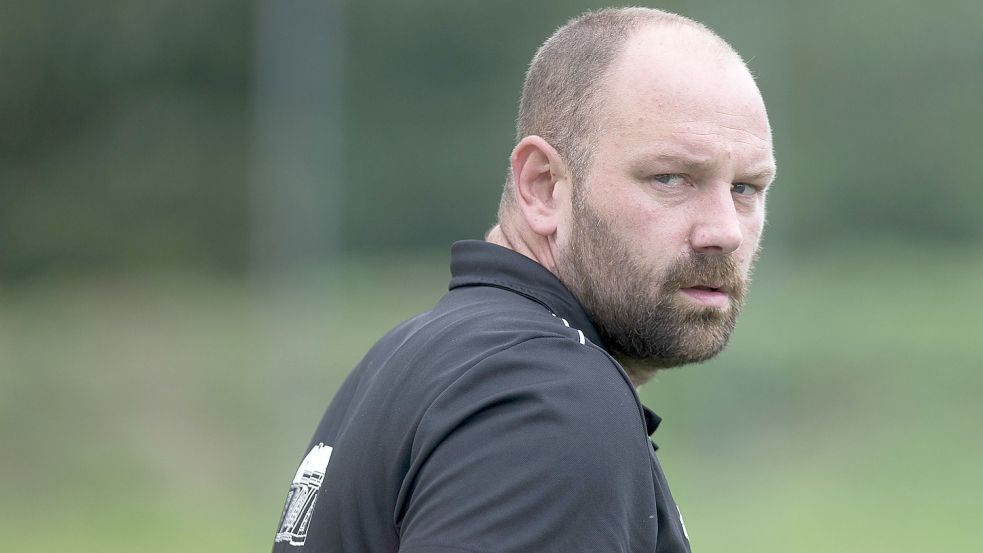 Organisator Matthias Voss hat Freude am Turnier in Hinte. Dennoch ist er froh, wenn es bald vorbei ist. Foto: Doden