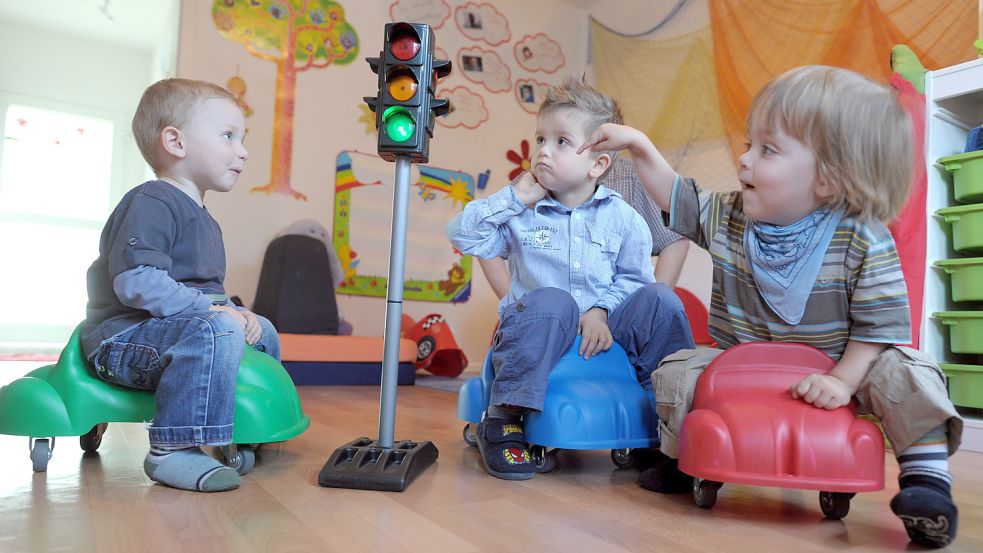 Der Landkreis Aurich muss die Kinderbetreuung sicherstellen. Nun will er sämtliche Kitas übernehmen. Foto: Gambarini/dpa