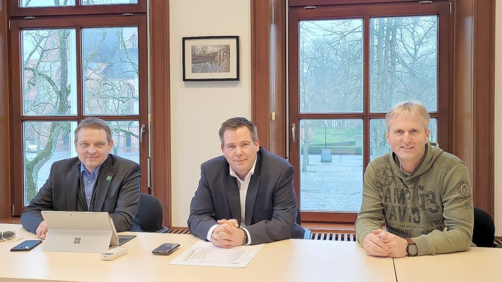Stellten die Schwerpunkte des Haushalts 2022 vor (v. l.): Erster Stadtrat Marcus Aukskel, Bürgermeister Florian Eiben und Kämmerer Karlheinz Wilberts. Foto: Meijer