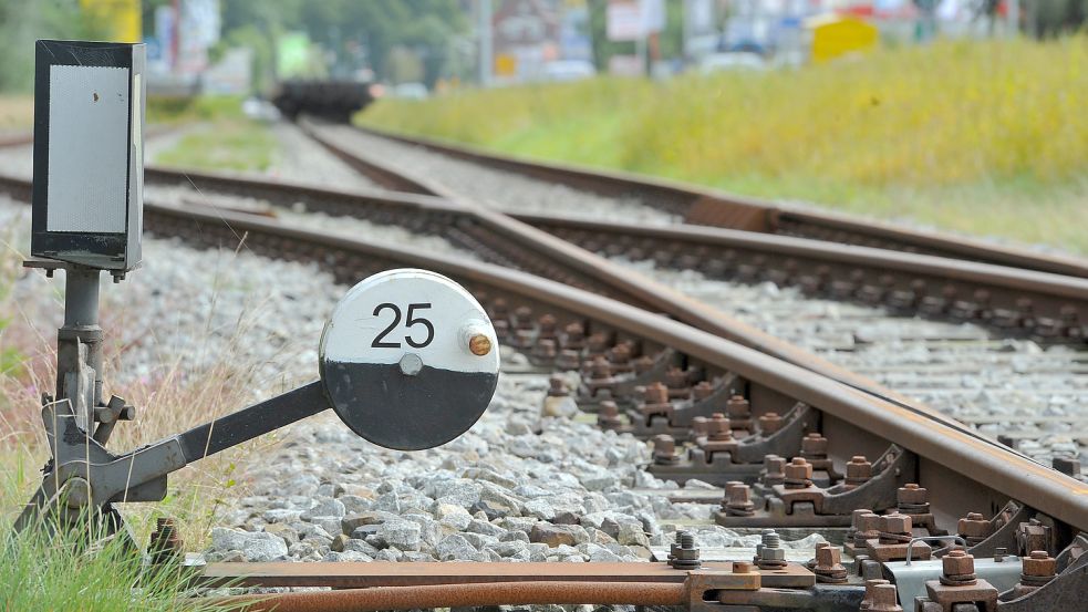 Seit mehr als 25 Jahren wird darüber gesprochen, die Bahnstrecke zwischen Aurich und Abelitz für den Personennahverkehr fit zu machen. Foto: Archiv/Ortgies