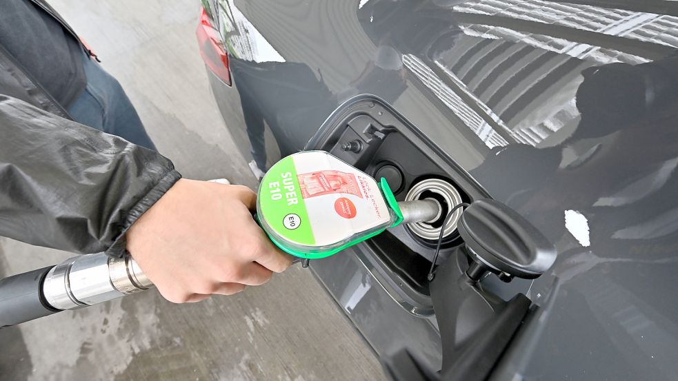 An der Tankstelle. Das Benzin wird mit der Zapfpistole in den Autotank gefüllt. München Bayern Deutschland *** At the g Foto: Rolf Poss via www.imago-images.de