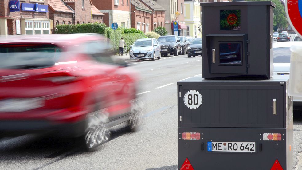 An einen solchen Laser-Blitzer müssen sich Autofahrerinnen und Autofahrer künftig gewöhnen. Die Anlage dieses Typs soll dauerhaft eingesetzt werden. Zu Beginn der Testphase stand sie im Juli des vergangenen Jahres an der Auricher Straße. Foto: F. Doden/Archiv