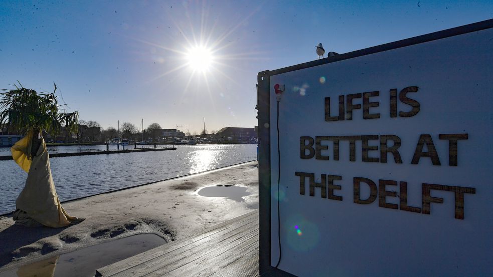 „Life is better at the Delft“ (Das Leben ist besser am Delft) lautet die Inschrift eines Schilds bei der Strandbar. Der Delft soll insgesamt attraktiver werden. Foto: Ortgies