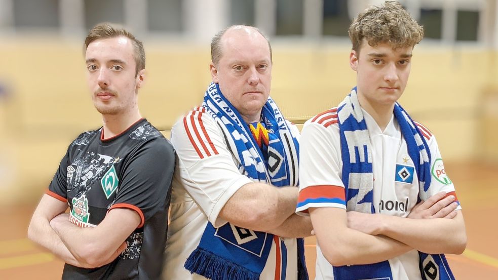 Jan-Luca Schoon (links) ist stolzer Einzelkämpfer in seiner Familie. Während sein Herz für den SV Werder schlägt, sind sein Vater Heiner und sein Bruder Marek glühende Anhänger des Hamburger SV. Foto: Homes