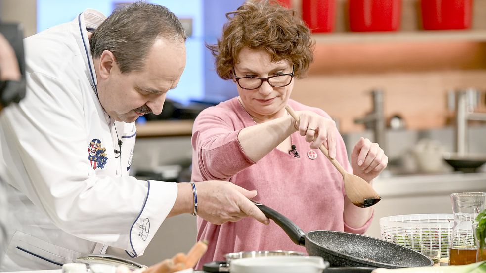 Das war 2018 bei der „Küchenschlacht“ im ZDF: Starkoch Johann Lafer schaut der Krummhörnerin Sonja van der Werff beim Kochen auf die Finger. Foto: ZDF/Markus Hertrich