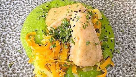So könnte die Vorspeise von Sonja van der Werff für das "perfekte Dinner" aussehen: Erbsen-Mais-Püree mit Streifen von Wurzelgemüse und kontiertem Lauch, geröstetem schwarzen Sesam und Shinzo-Kresse. Foto: Privat