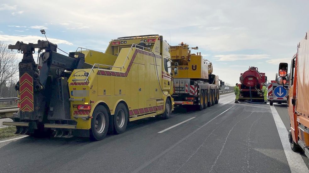 Es liefen Flüssigkeiten ausgelaufen. Die Straße musste gereinigt werden. Foto: Nording