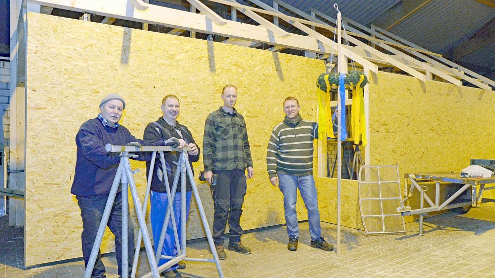 Karl-Heinz Meyer, Jörg Voß, Stefan Schoon und Arno Coordes haben Richtfest für das wichtigste Haus auf der Bühne gefeiert. Es fehlt Jens Jelten. Foto: Lüppen