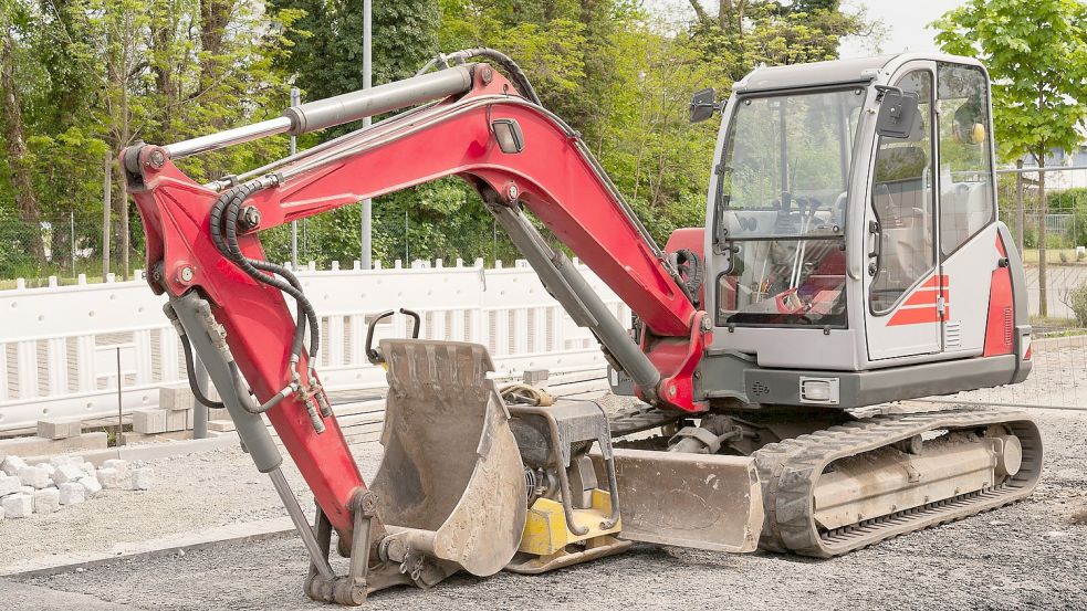 Gut geschützt: Ein Minibagger „bewacht“ auf einer Baustelle einen Rüttler. Er ist so geparkt, dass Diebe das teure Gerät nicht mitnehmen können. Foto: fefufoto/www.stockadobe.com