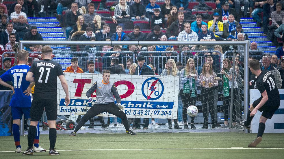 Die Emder Hallen-Stadtmeisterschaft genießt bei Vereinen und Fans einen hohen Stellenwert. Entsprechend gut gefüllt ist die Nordseehalle an den Spieltagen. Archivfotos: Doden