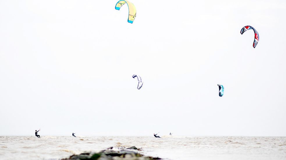 Norddeich: Mehrere Kitesurfer sind bei trübem Wetter auf der Nordsee unterwegs. Kitesurfer, Segler und andere Wassersportler müssen weiter auf neue Befahrensregeln für die Nordsee und das Wattenmeer warten. Das Bundesverkehrsministerium arbeitet noch an dem Entwurf für eine neue Befahrensverordnung. DPA-Foto: Dittrich