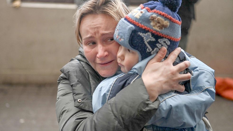 Erschütternde Bilder: Diese Frau versucht in der Westukraine einen Platz in einem Zug Richtung Polen zu bekommen. Foto: DANIEL LEAL/AFP