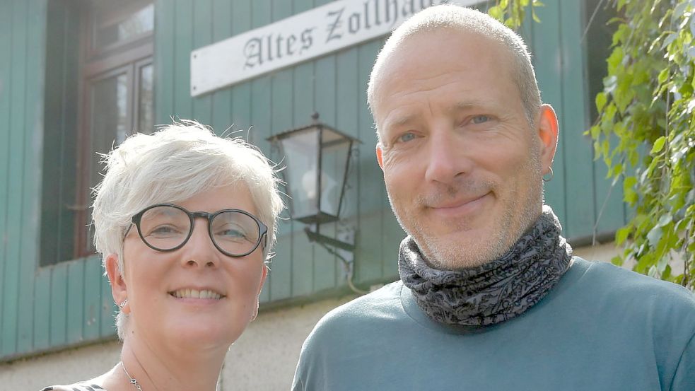 Uschi und Thorsten Dorloff werden das Burg-Cafe im Alten Zollhaus in Stickhausen nicht wieder eröffnen. Foto: Ortgies