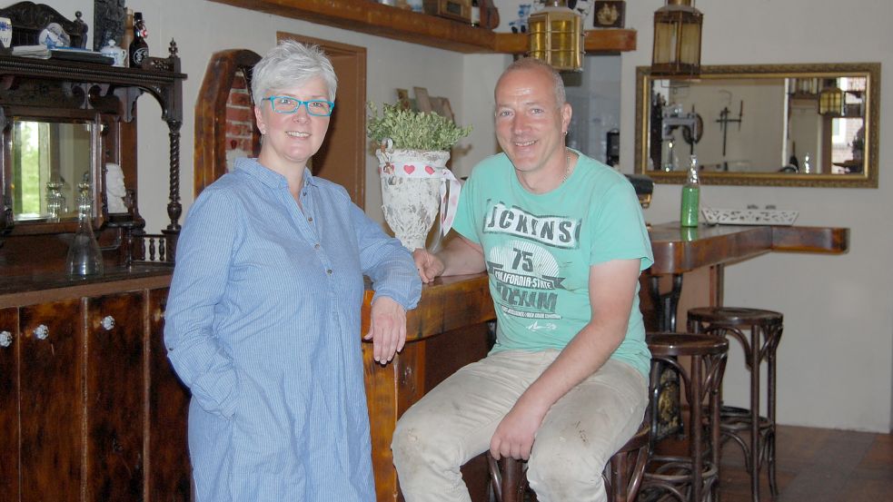 Uschi und Thorsten Dorloff kurz nach der Eröffnung ihres Burg-Cafés. Foto: Archiv